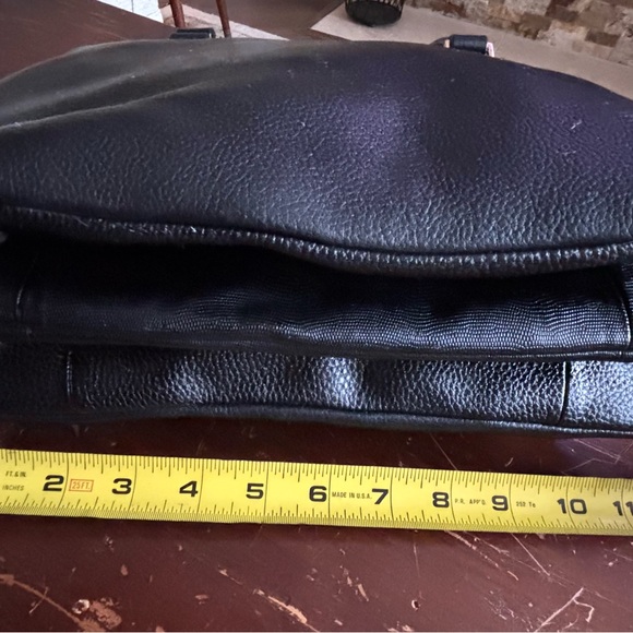 Isaac Mizrahi Elegant Black Shoulder Bag - Picture 11 of 16